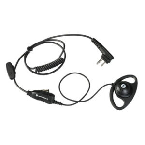 AUDÍFONO TIPO D CON MICRÓFONO Y BOTÓN PTT EN LÍNEA. DISEÑO CÓMODO SOBRE LA OREJA PARA USO PROLONGADO Y COMUNICACIÓN DISCRETA.
