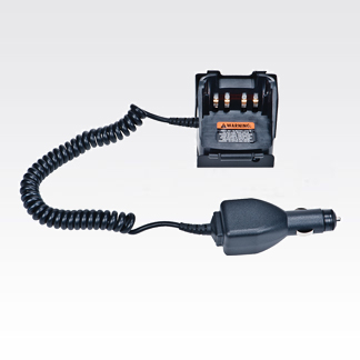 CARGADOR VEHICULAR PARA RADIOS MOTOTRBO, APX Y R7. PERMITE CARGAR Y UTILIZAR EL RADIO SIMULTÁNEAMENTE DENTRO DEL VEHÍCULO.